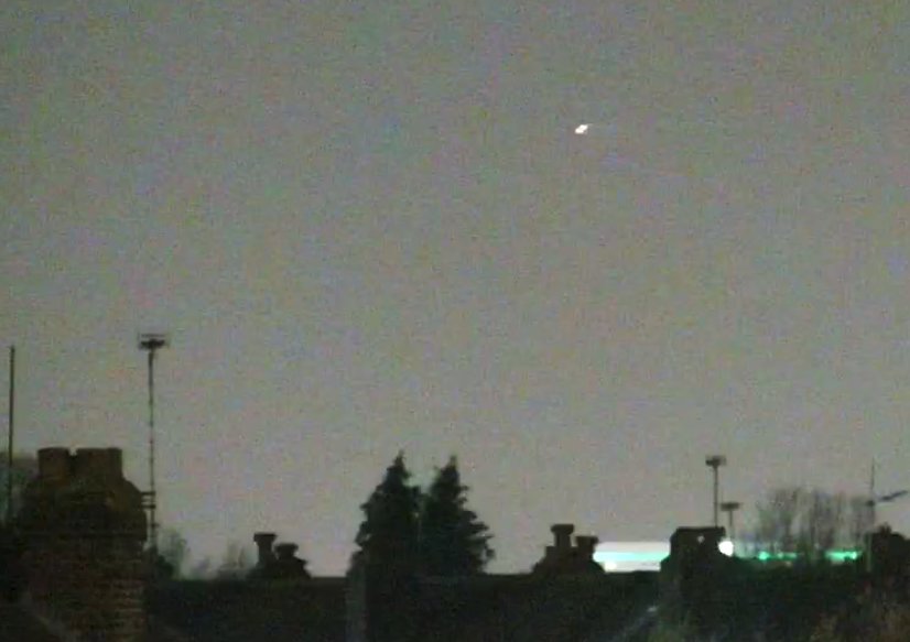Some flights are departing from Heathrow but helicopter is still flying near runway 27R at London Heathrow.