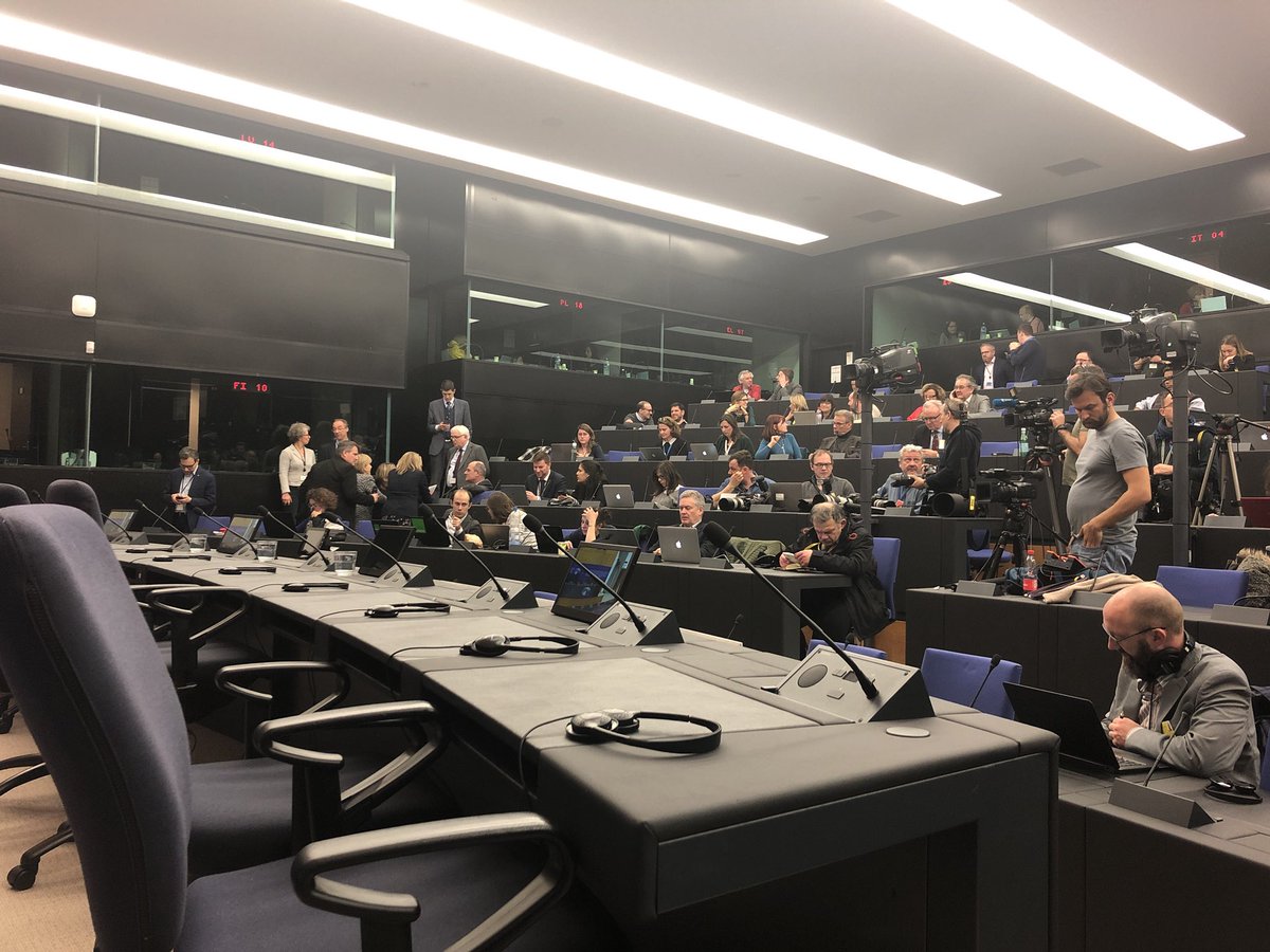 .@theresa_may has been in meeting with @JunckerEU for an hour and a quarter  - rather longer than had been planned for.  The stage is set for a statement after the meeting. 