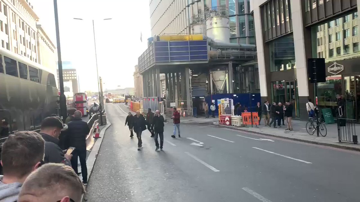 Police shouting for everyone to move away from London Bridge