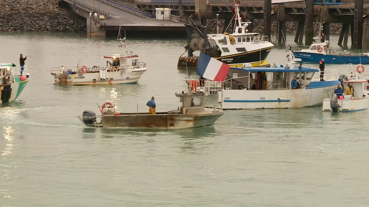 The flotilla of French fishermen who blockaded Jersey's main harbour this morning are now returning to open water.  Approximately 70 boats made the journey across to the island to express their anger and frustration