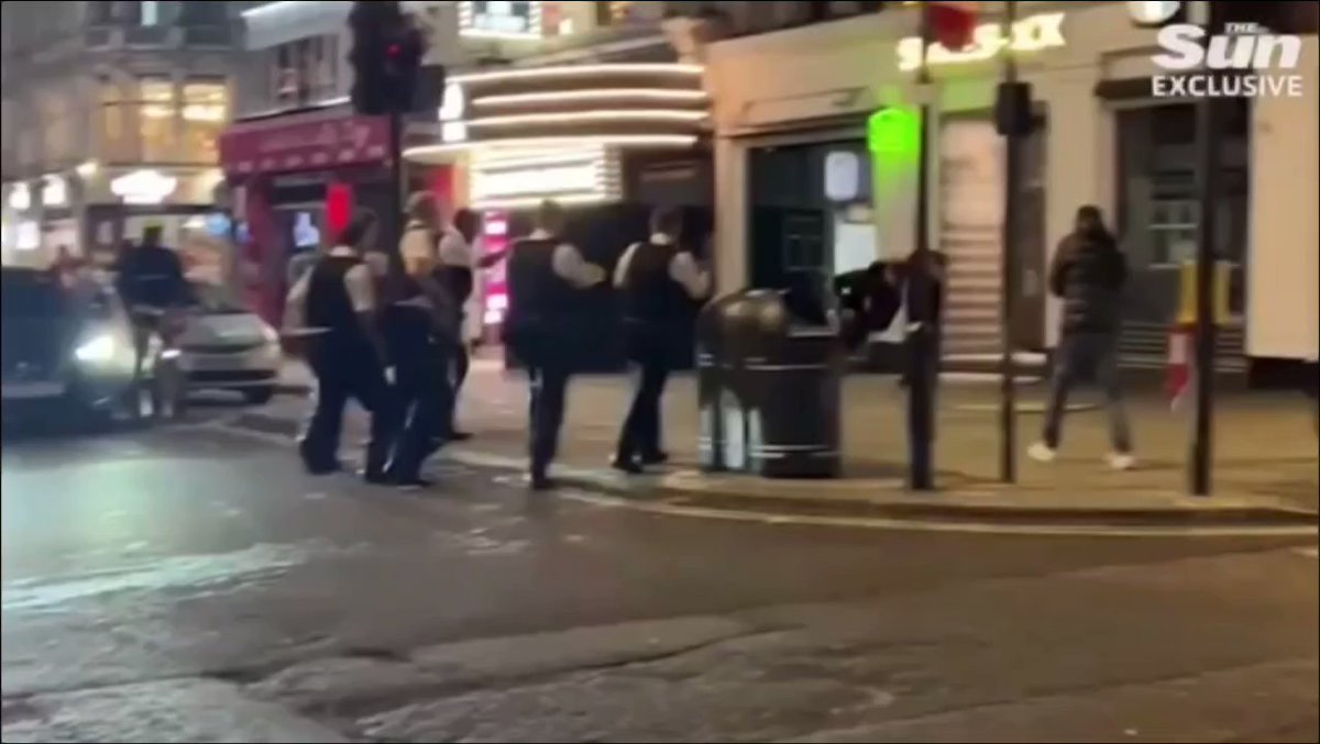 The moment the Two police was stabbed by the man this morning in Leicester Square