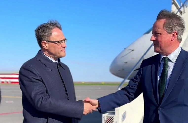 O secretário de Relações Exteriores britânico, David Cameron, chegou a Astana