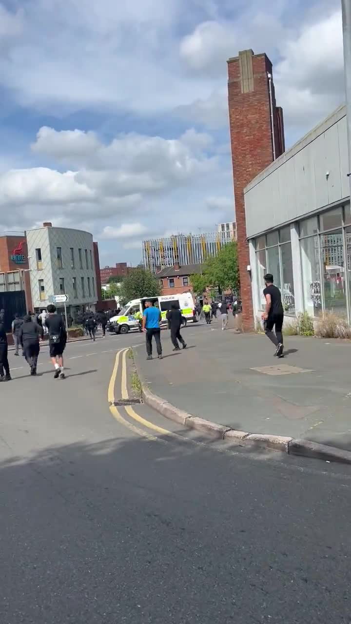 Caos en las calles de Stoke-on-Trent mientras cientos de partidarios y contramanifestantes de extrema derecha enmascarados descienden con porras, palos de madera y fuegos artificiales en Hanley. La policía antidisturbios acordonó las carreteras para frenar los enfrentamientos.