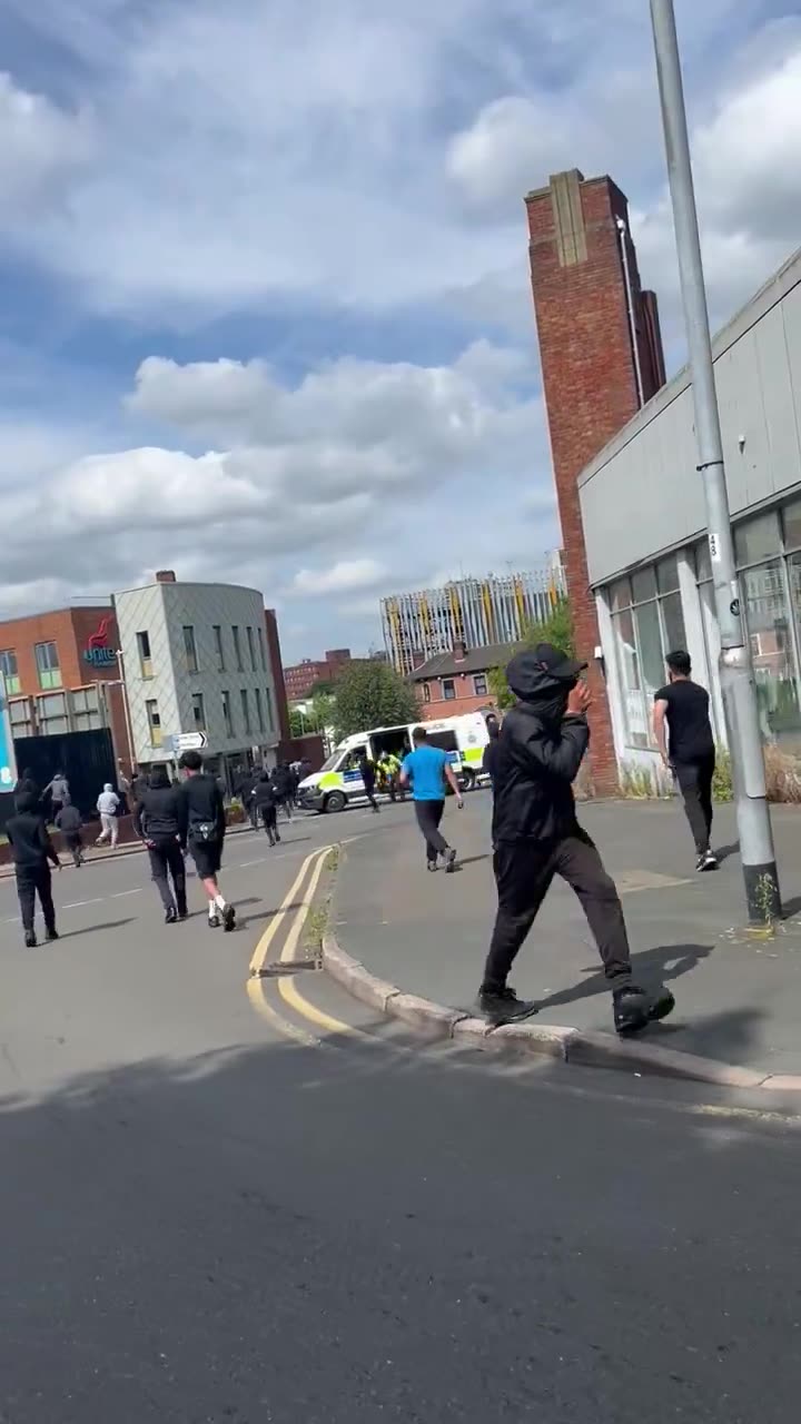 Chaos auf den Straßen von Stoke-on-Trent, als Hunderte maskierte rechtsextreme Anhänger und Gegendemonstranten mit Schlagstöcken, Holzstöcken und Feuerwerkskörpern in Hanley einfallen. Bereitschaftspolizei sperrt Straßen ab, um die Zusammenstöße zu beenden