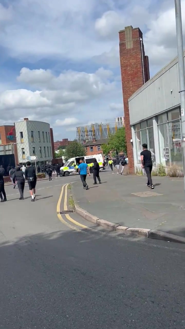 Chaos auf den Straßen von Stoke-on-Trent, als Hunderte maskierte rechtsextreme Anhänger und Gegendemonstranten mit Schlagstöcken, Holzstöcken und Feuerwerkskörpern in Hanley einfallen. Bereitschaftspolizei sperrt Straßen ab, um die Zusammenstöße zu beenden