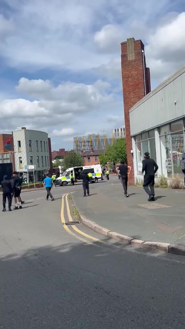 Chaos auf den Straßen von Stoke-on-Trent, als Hunderte maskierte rechtsextreme Anhänger und Gegendemonstranten mit Schlagstöcken, Holzstöcken und Feuerwerkskörpern in Hanley einfallen. Bereitschaftspolizei sperrt Straßen ab, um die Zusammenstöße zu beenden