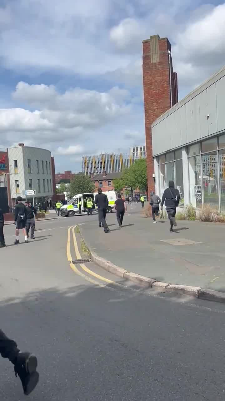 Chaos auf den Straßen von Stoke-on-Trent, als Hunderte maskierte rechtsextreme Anhänger und Gegendemonstranten mit Schlagstöcken, Holzstöcken und Feuerwerkskörpern in Hanley einfallen. Bereitschaftspolizei sperrt Straßen ab, um die Zusammenstöße zu beenden