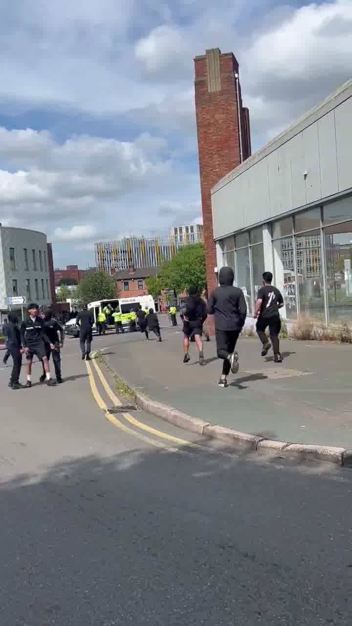 Chaos auf den Straßen von Stoke-on-Trent, als Hunderte maskierte rechtsextreme Anhänger und Gegendemonstranten mit Schlagstöcken, Holzstöcken und Feuerwerkskörpern in Hanley einfallen. Bereitschaftspolizei sperrt Straßen ab, um die Zusammenstöße zu beenden