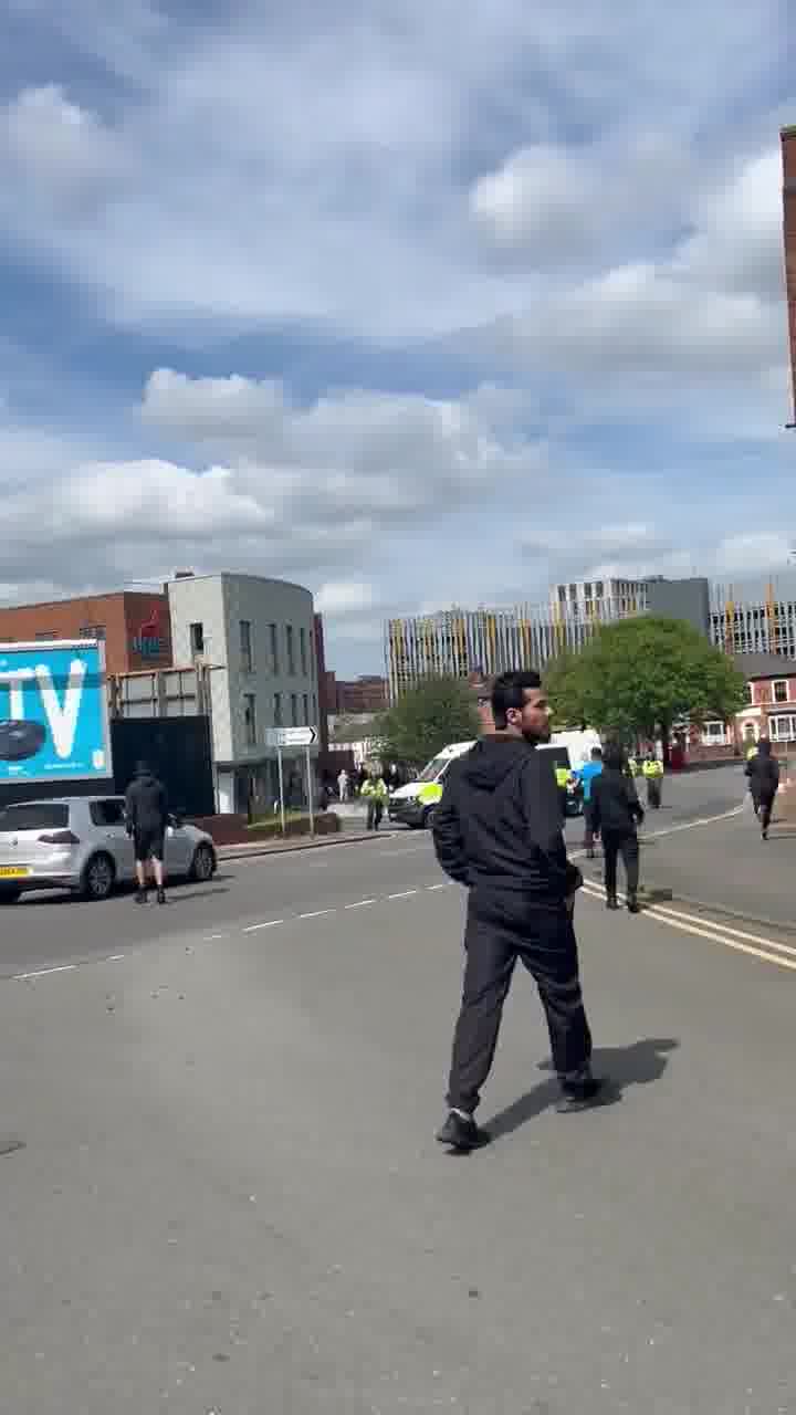 Chaos auf den Straßen von Stoke-on-Trent, als Hunderte maskierte rechtsextreme Anhänger und Gegendemonstranten mit Schlagstöcken, Holzstöcken und Feuerwerkskörpern in Hanley einfallen. Bereitschaftspolizei sperrt Straßen ab, um die Zusammenstöße zu beenden