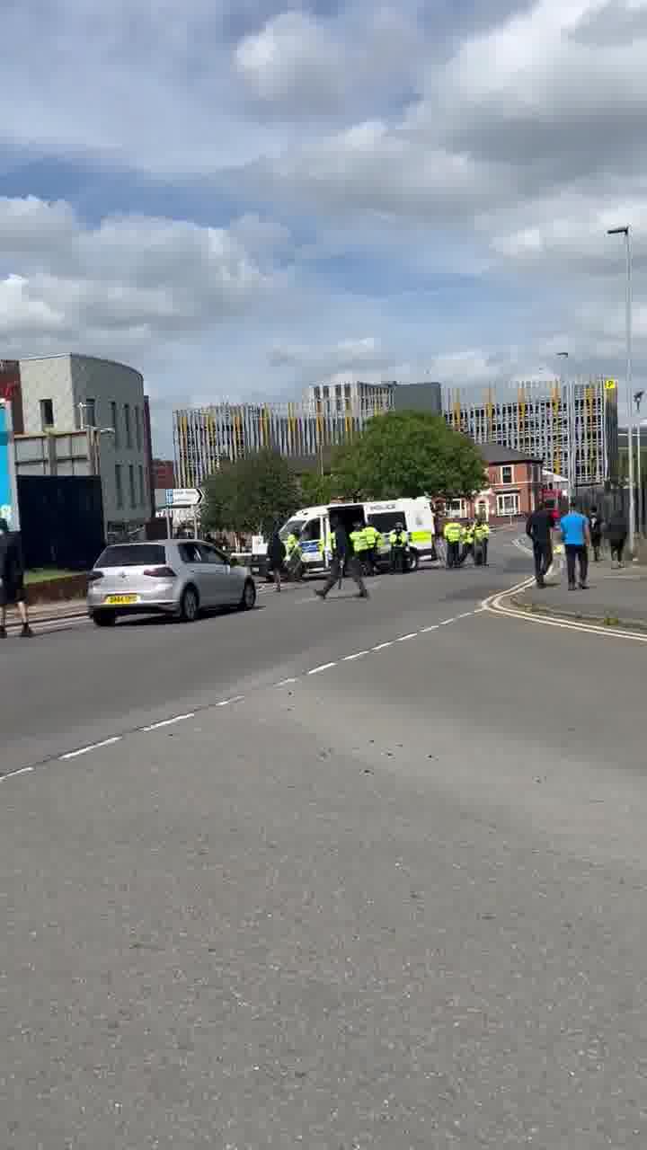 Chaos auf den Straßen von Stoke-on-Trent, als Hunderte maskierte rechtsextreme Anhänger und Gegendemonstranten mit Schlagstöcken, Holzstöcken und Feuerwerkskörpern in Hanley einfallen. Bereitschaftspolizei sperrt Straßen ab, um die Zusammenstöße zu beenden