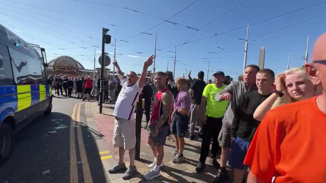 Cánticos de fútbol de los seguidores de Tommy Robinson en el mitin de Blackpool. Miembros de la multitud llaman a los policías varones nonces y difaman a las mujeres como malditas perras infértiles.