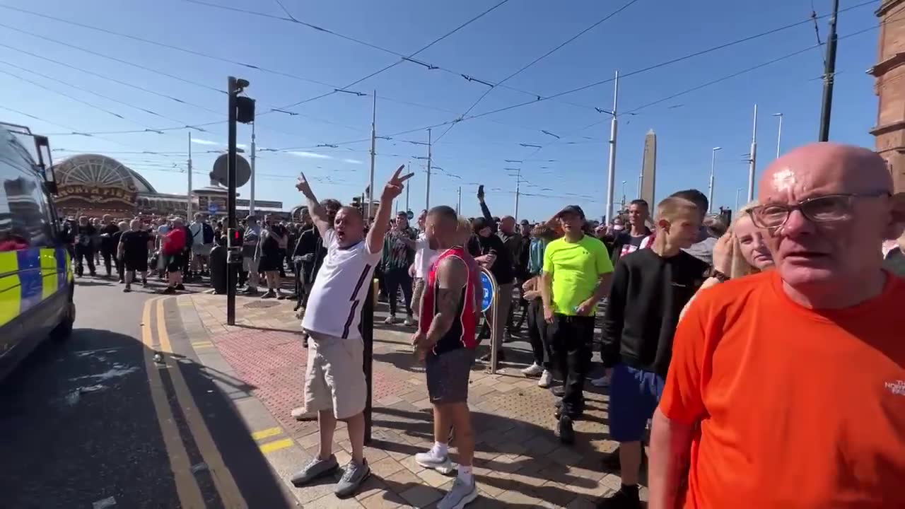 Cánticos de fútbol de los seguidores de Tommy Robinson en el mitin de Blackpool. Miembros de la multitud llaman a los policías varones nonces y difaman a las mujeres como malditas perras infértiles.