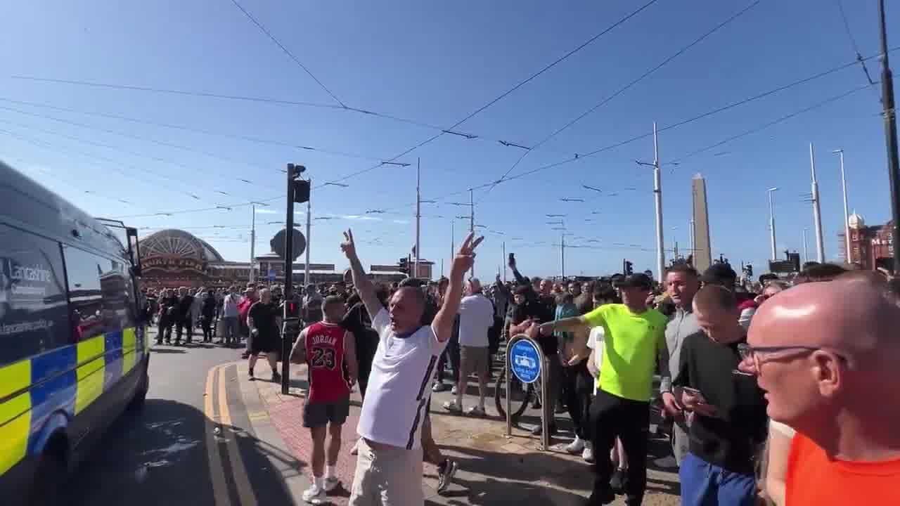 Chants de football des supporters de Tommy Robinson lors du rassemblement de Blackpool. Des membres de la foule traitent les policiers masculins de  nonces  et insultent les femmes en les qualifiant de  connards  stériles.