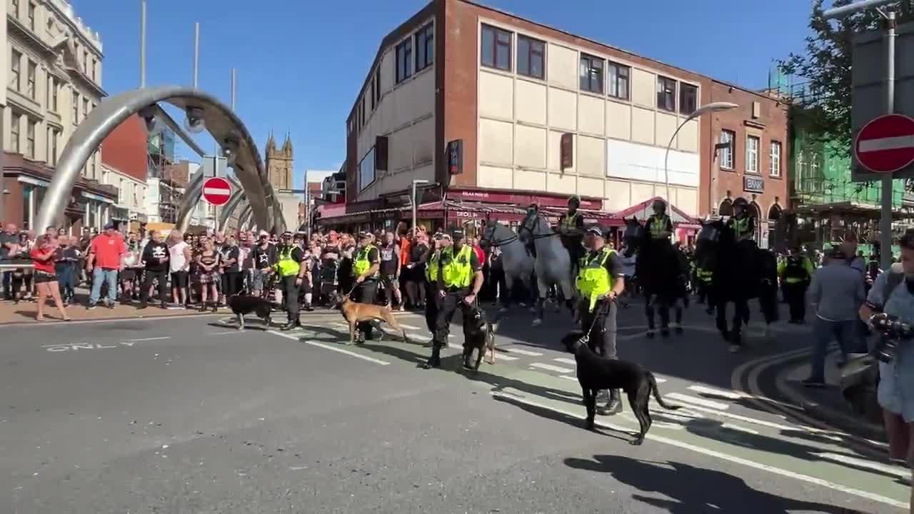 Il y a vingt minutes, à Blackpool, des chiens et des chevaux ont été utilisés pour évacuer le rassemblement d'extrême droite d'un centre commercial/rue vers un terrain plus dégagé près du front de mer.