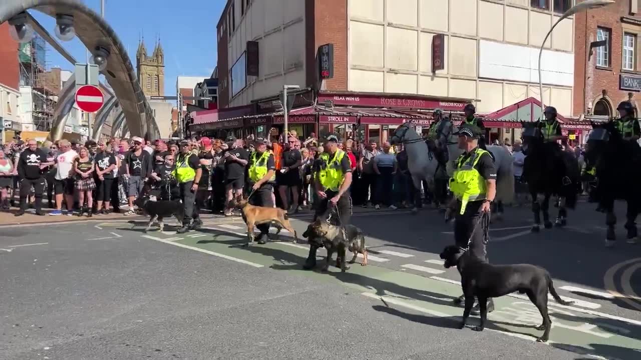 Hace veinte minutos, en Blackpool, se utilizaron perros y caballos para desalojar a la manifestación de extrema derecha de un centro comercial/calle hacia un terreno más abierto cerca del paseo marítimo.