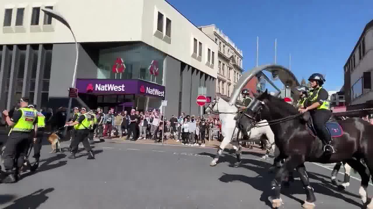 Hace veinte minutos, en Blackpool, se utilizaron perros y caballos para desalojar a la manifestación de extrema derecha de un centro comercial/calle hacia un terreno más abierto cerca del paseo marítimo.