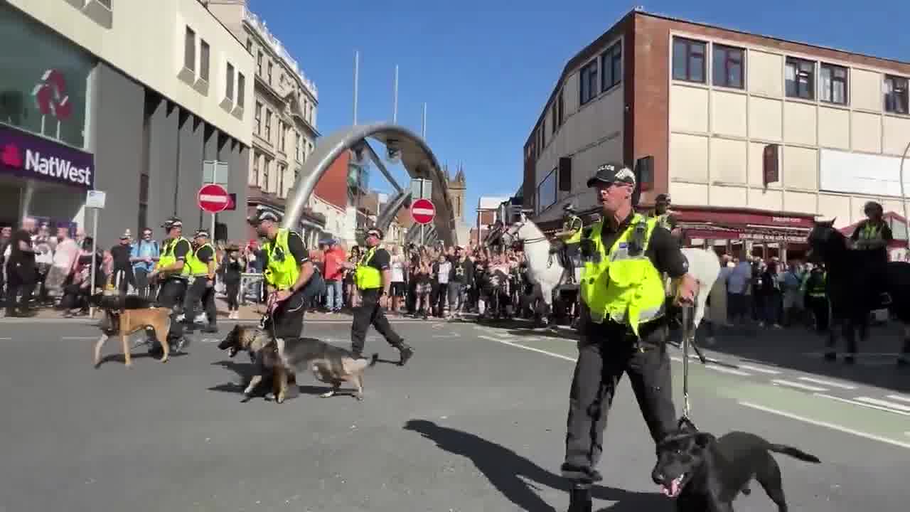 Hace veinte minutos, en Blackpool, se utilizaron perros y caballos para desalojar a la manifestación de extrema derecha de un centro comercial/calle hacia un terreno más abierto cerca del paseo marítimo.