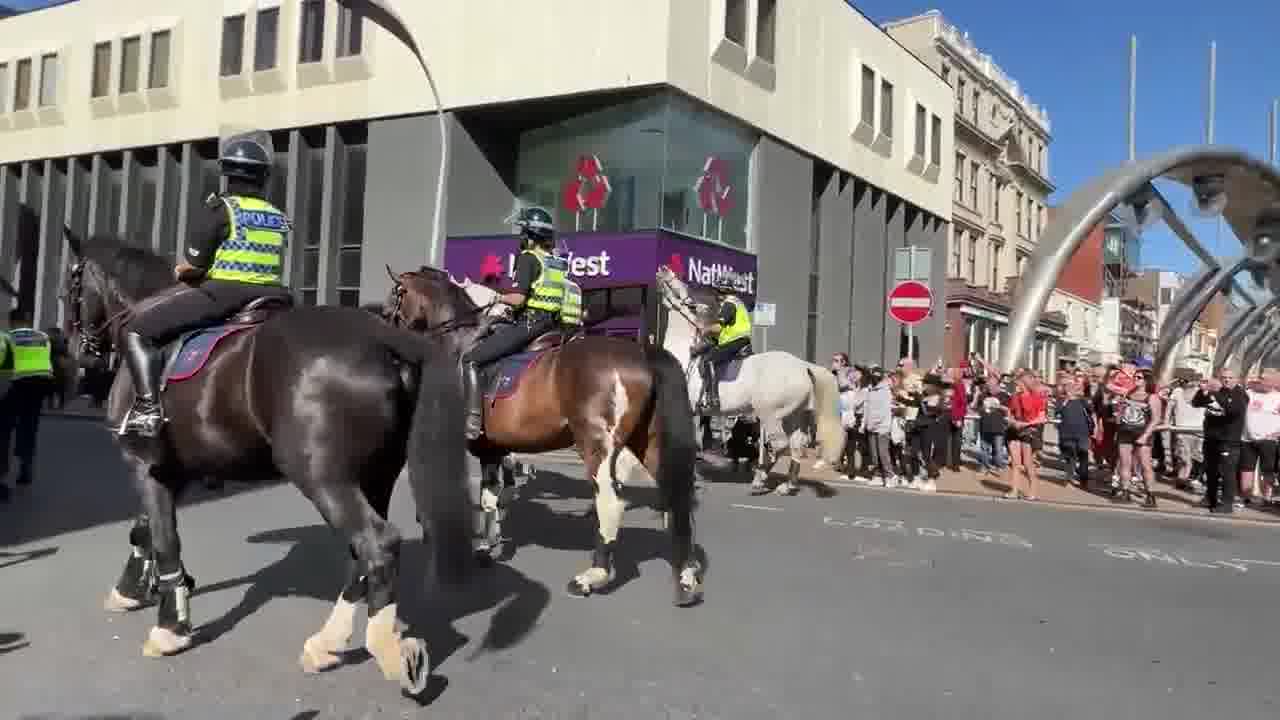 Hace veinte minutos, en Blackpool, se utilizaron perros y caballos para desalojar a la manifestación de extrema derecha de un centro comercial/calle hacia un terreno más abierto cerca del paseo marítimo.