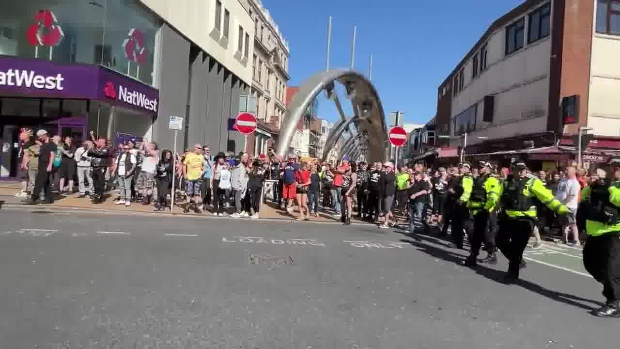 Hace veinte minutos, en Blackpool, se utilizaron perros y caballos para desalojar a la manifestación de extrema derecha de un centro comercial/calle hacia un terreno más abierto cerca del paseo marítimo.