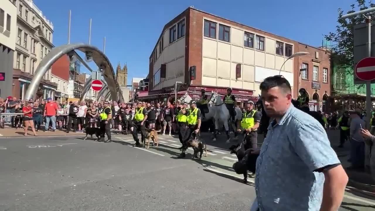 Hace veinte minutos, en Blackpool, se utilizaron perros y caballos para desalojar a la manifestación de extrema derecha de un centro comercial/calle hacia un terreno más abierto cerca del paseo marítimo.