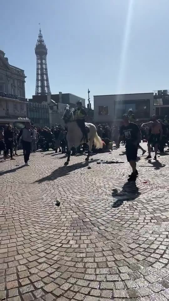 Il a fallu dix minutes à la police pour arriver et éliminer les bagarreurs de la place devant l'église de Blackpool. Un vieux punk dit à la police  Qu'est-ce qui vous a pris si longtemps pour arriver 