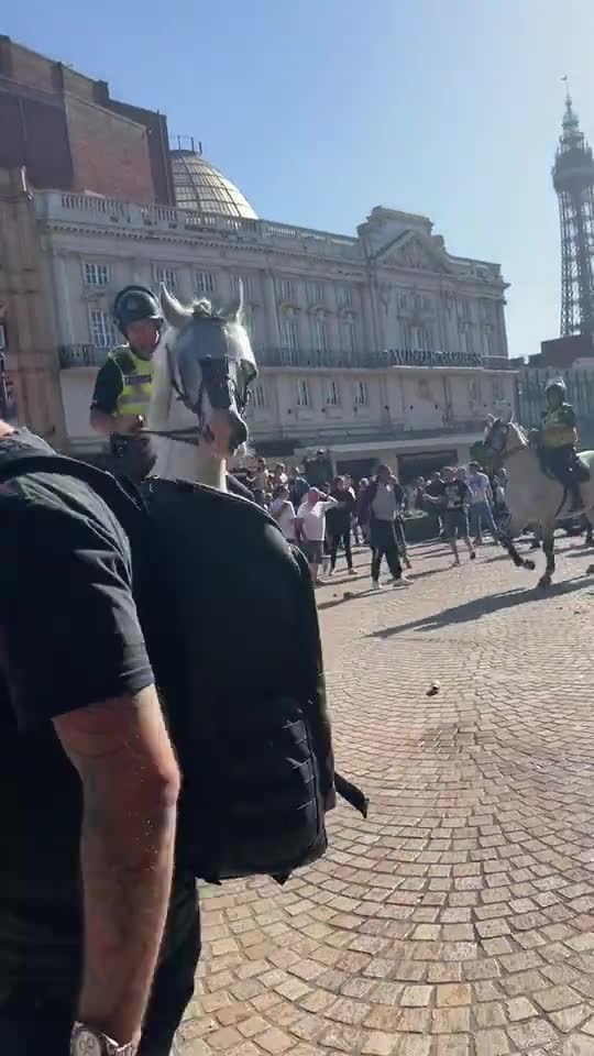 Il a fallu dix minutes à la police pour arriver et éliminer les bagarreurs de la place devant l'église de Blackpool. Un vieux punk dit à la police  Qu'est-ce qui vous a pris si longtemps pour arriver 