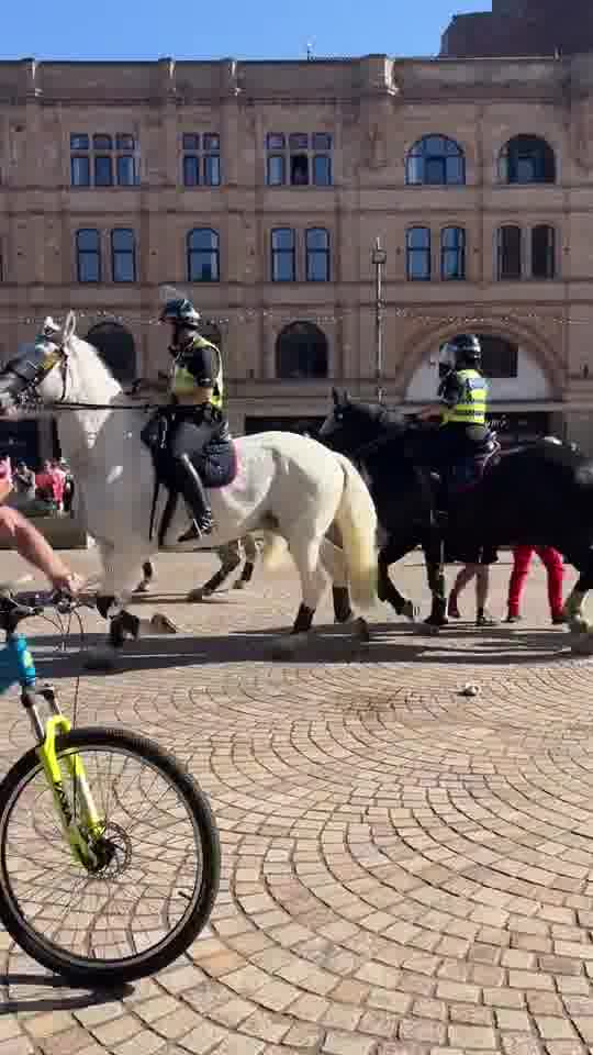 Il a fallu dix minutes à la police pour arriver et éliminer les bagarreurs de la place devant l'église de Blackpool. Un vieux punk dit à la police  Qu'est-ce qui vous a pris si longtemps pour arriver 