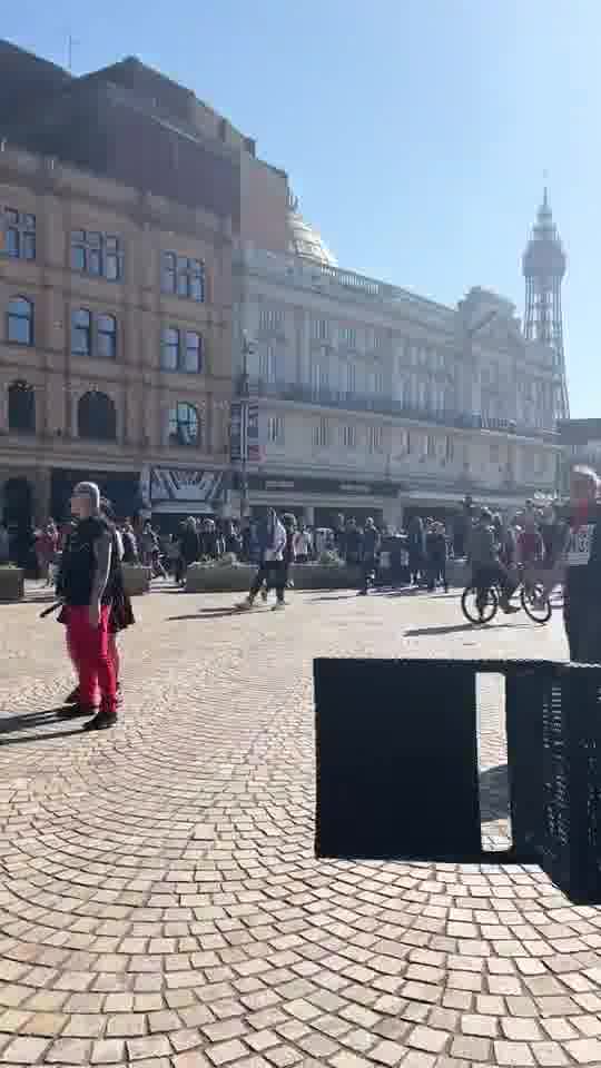 La policía tardó diez minutos en llegar para despejar a los alborotadores de la plaza frente a la iglesia de Blackpool. Un punk anciano le dice a la policía ¿por qué tardaste tanto en llegar