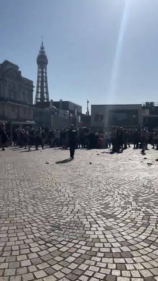 Il a fallu dix minutes à la police pour arriver et éliminer les bagarreurs de la place devant l'église de Blackpool. Un vieux punk dit à la police  Qu'est-ce qui vous a pris si longtemps pour arriver 