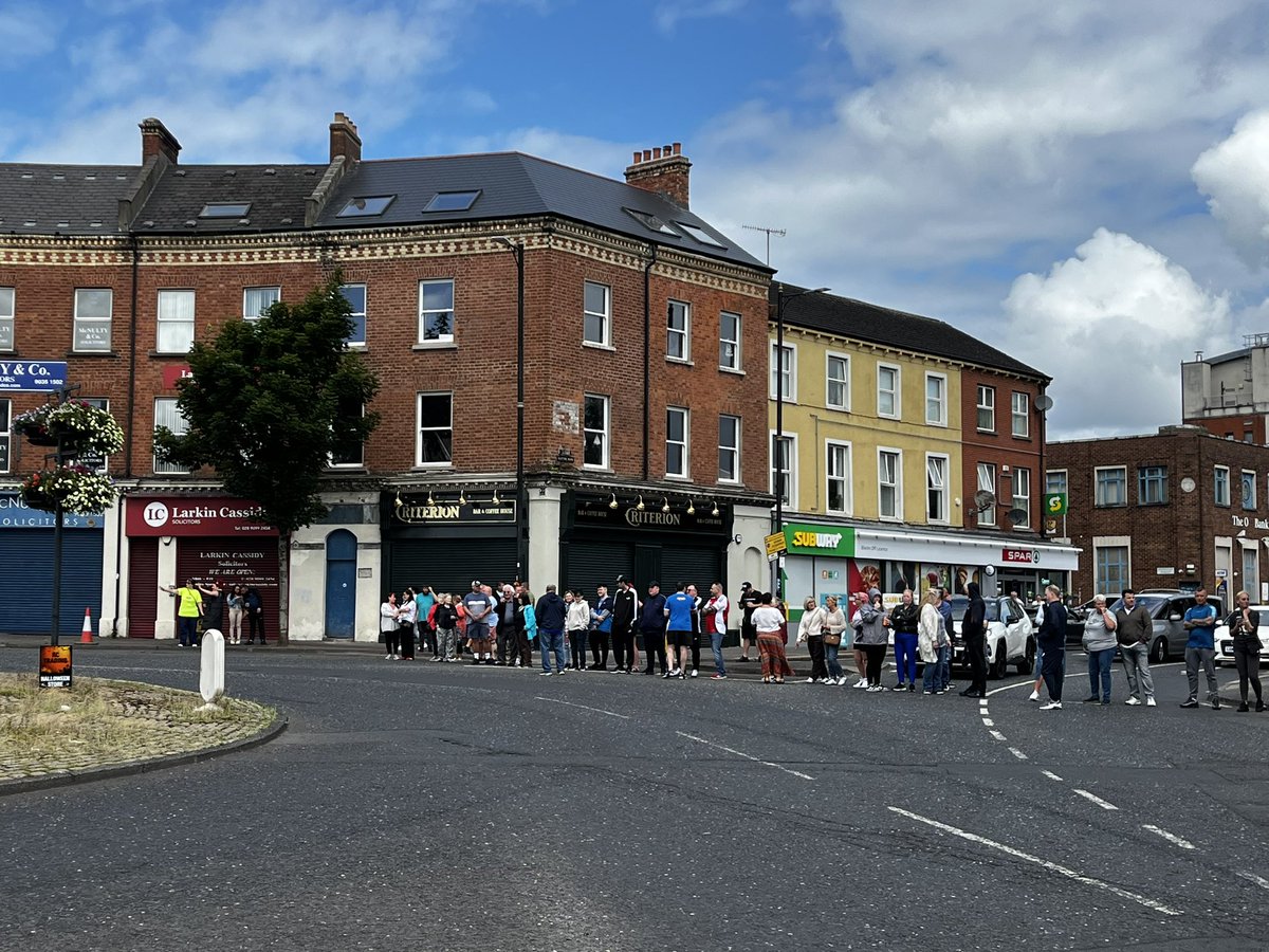 Protesta en formación en Carlisle Circus, Belfast, parte de una serie de manifestaciones lideradas por leales destinadas a bloquear el tráfico hacia el centro de la ciudad antes de una protesta más grande en el Ayuntamiento y un centro cultural islámico