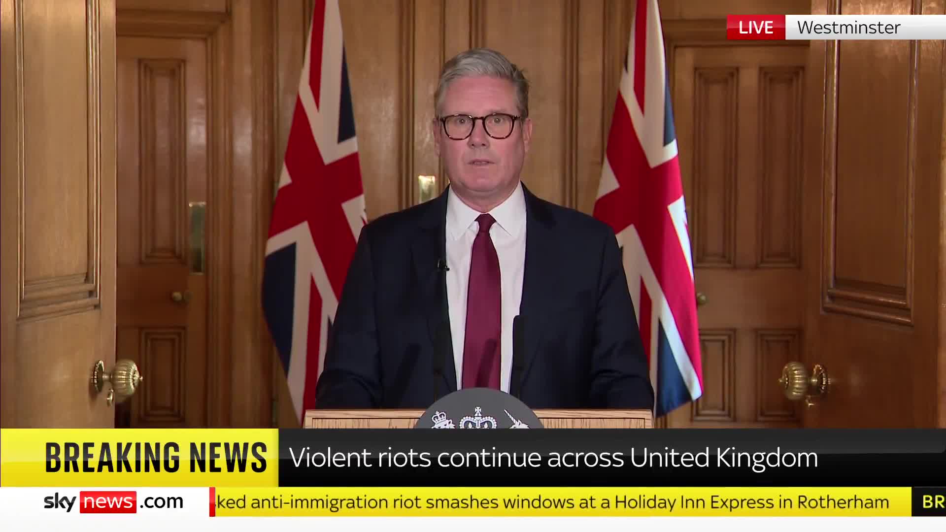 Les garantizo que se arrepentirán de haber participado en este desorden, dice el primer ministro del Reino Unido, Starmer. Los disturbios anti-musulmanes y de inmigración invadieron el Reino Unido este fin de semana tras asesinatos atribuidos falsamente a los musulmanes.