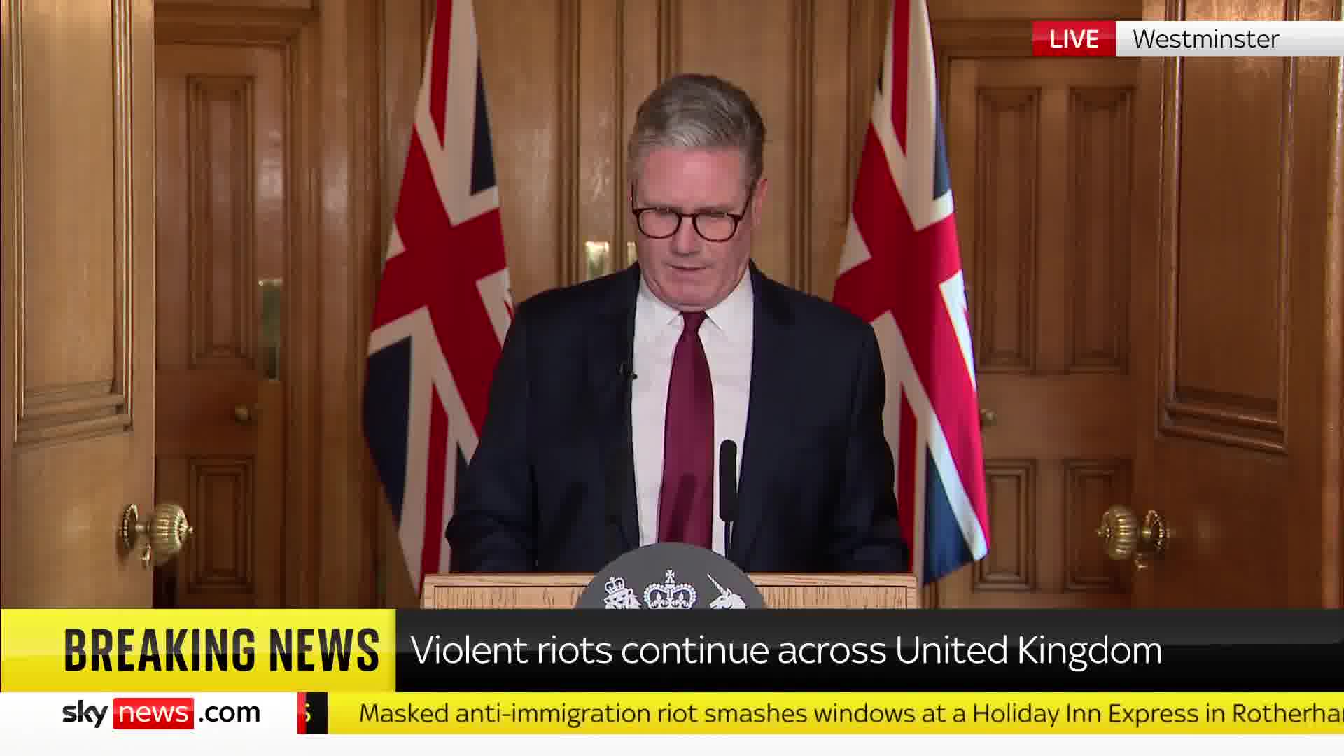 „Ich garantiere Ihnen, dass Sie es bereuen werden, an diesen Unruhen teilgenommen zu haben, sagt der britische Premierminister Starmer. Am Wochenende kam es in Großbritannien zu antimuslimischen und einwanderungsfeindlichen Unruhen, nachdem den Muslimen fälschlicherweise Morde zugeschrieben wurden.