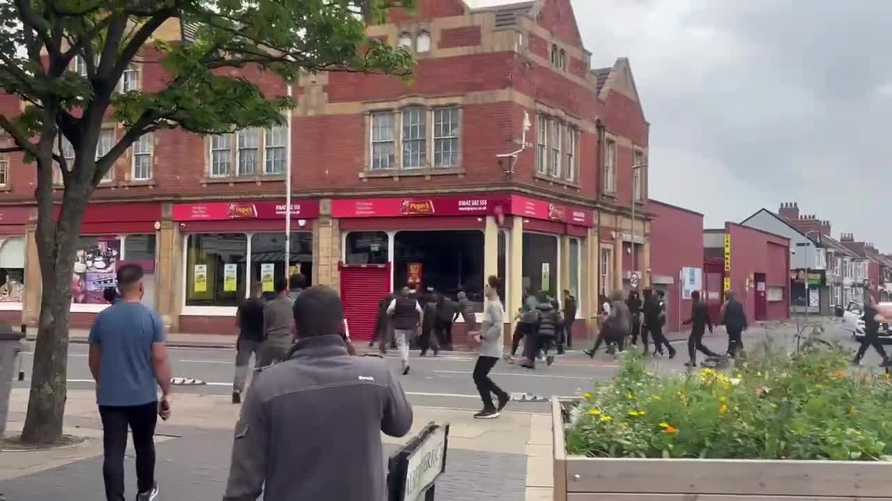 Multitudes de hombres asiáticos atacan ahora a hombres blancos - Middlesbrough