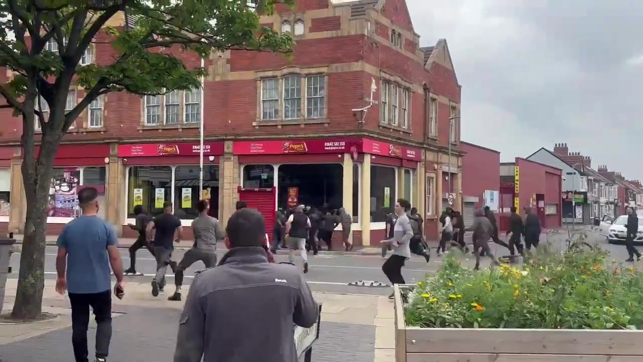 Multitudes de hombres asiáticos atacan ahora a hombres blancos - Middlesbrough