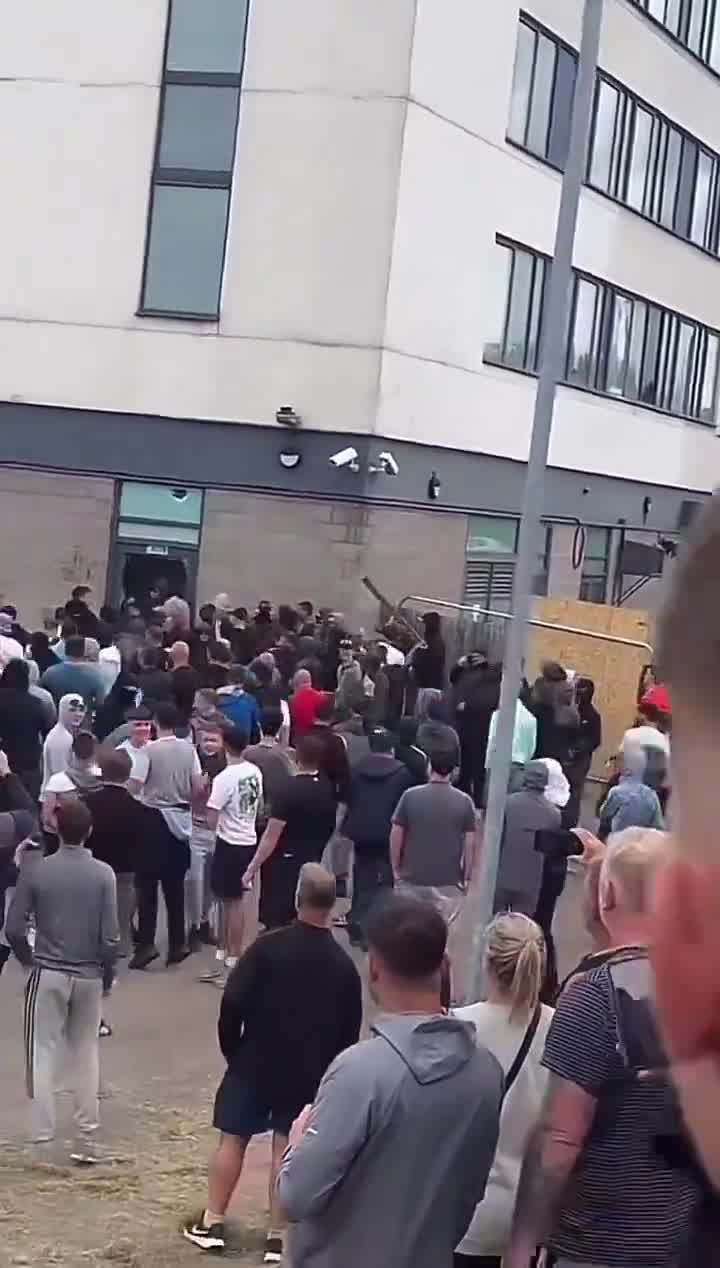 Rioters have now set fire to the hotel housing migrants in Rotherham 