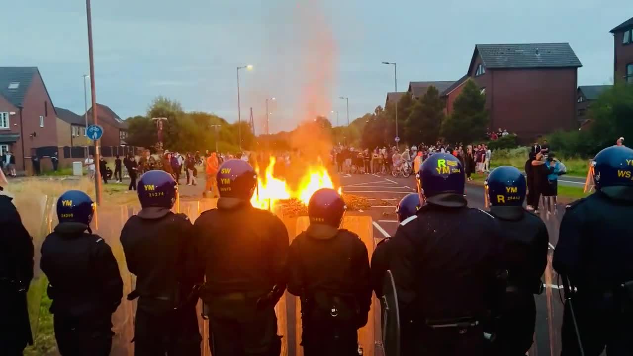 Randalierer entzünden ein weiteres Lagerfeuer auf der Hauptstraße zum Migrantenhotel in Rotherham. Es ist Manvers Way, die A633, und sie ist auf beiden Seiten von Häusern gesäumt