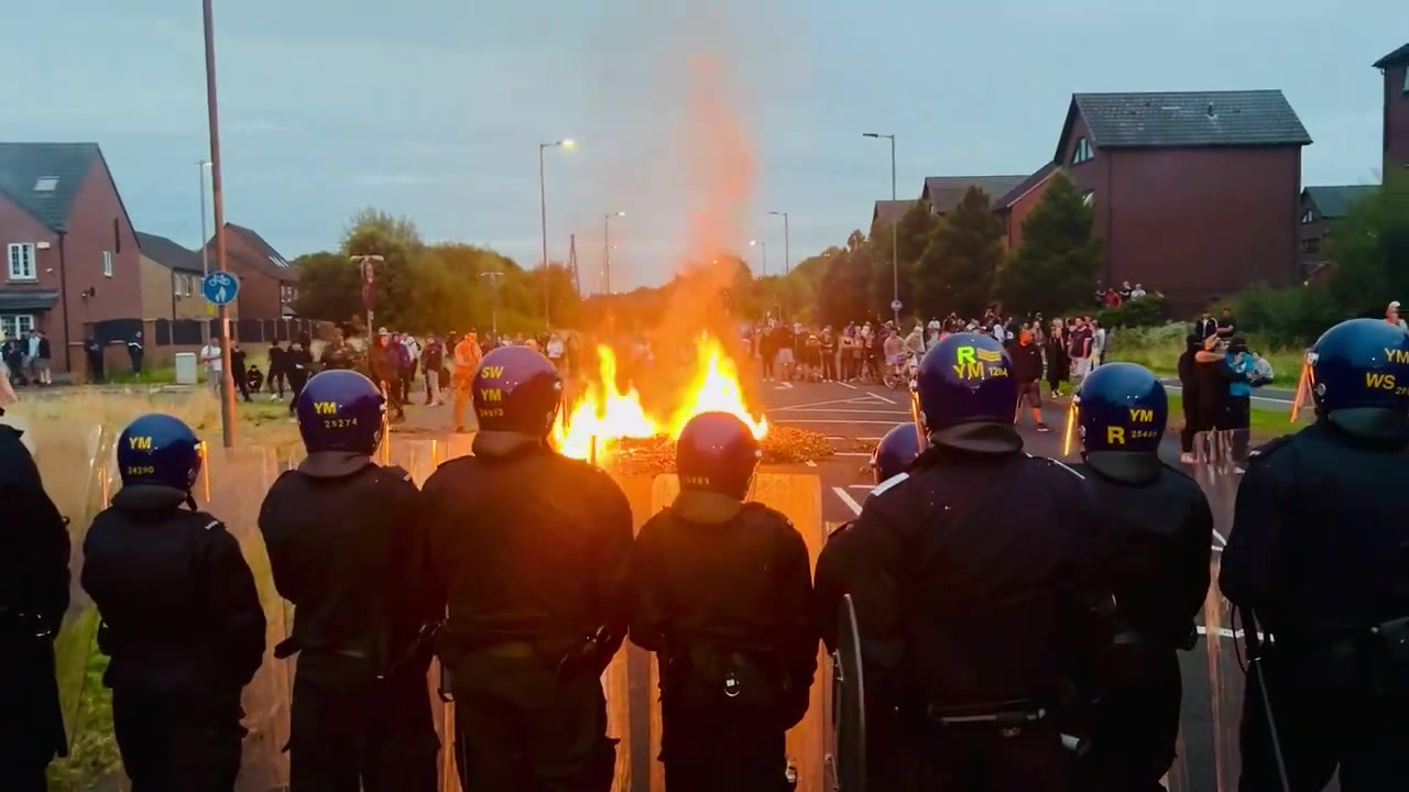 Rioters are stoking up another bonfire on the main road to the Rotherham migrant hotel.  It's Manvers Way, the A633, and it's flanked by homes on both sides