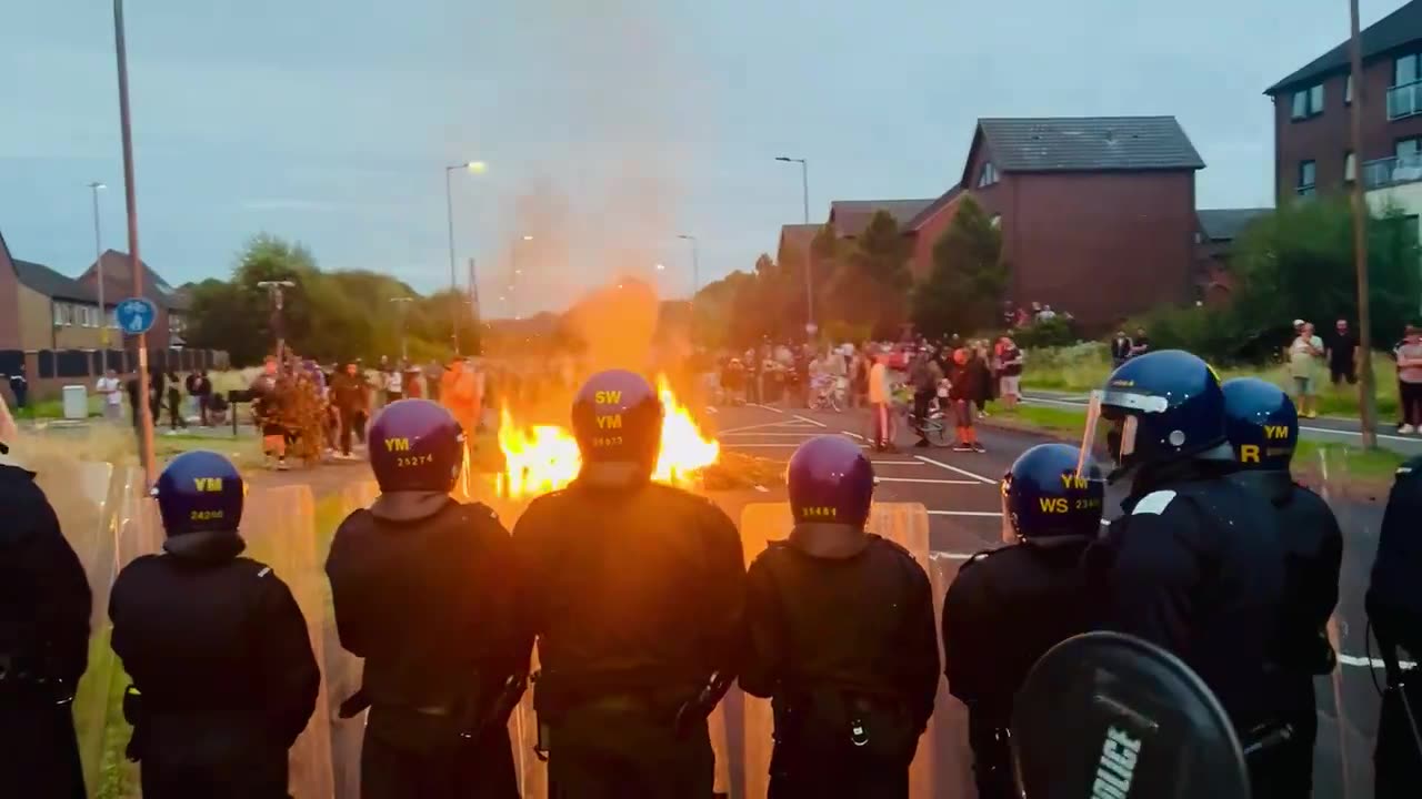 Rioters are stoking up another bonfire on the main road to the Rotherham migrant hotel.  It's Manvers Way, the A633, and it's flanked by homes on both sides