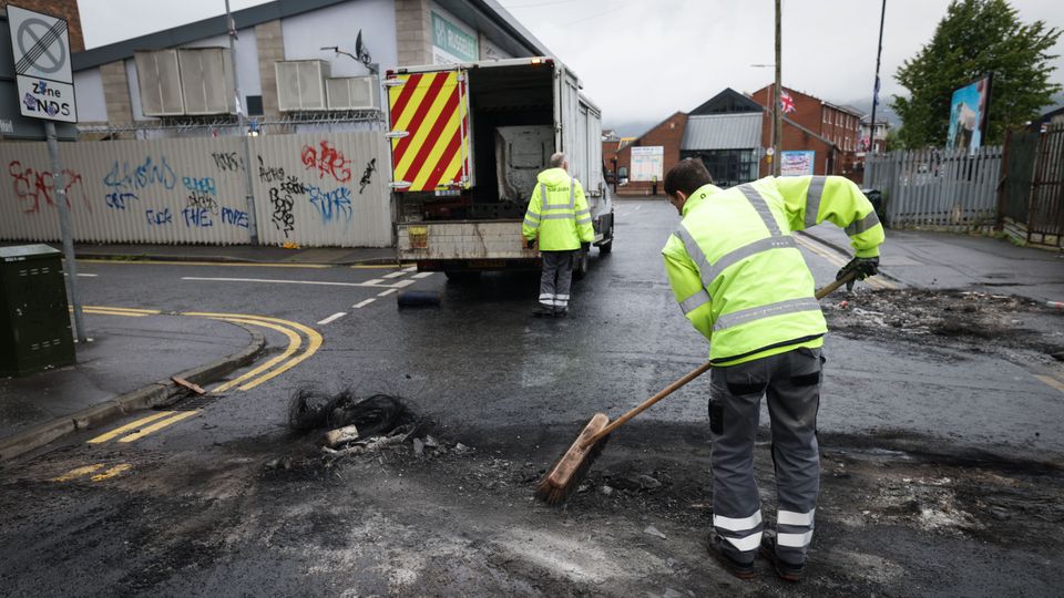 Confirmation qu'une réunion d'urgence du conseil municipal de Belfast aura lieu ce soir, en réponse aux troubles qui ont régné dans la ville ce week-end.