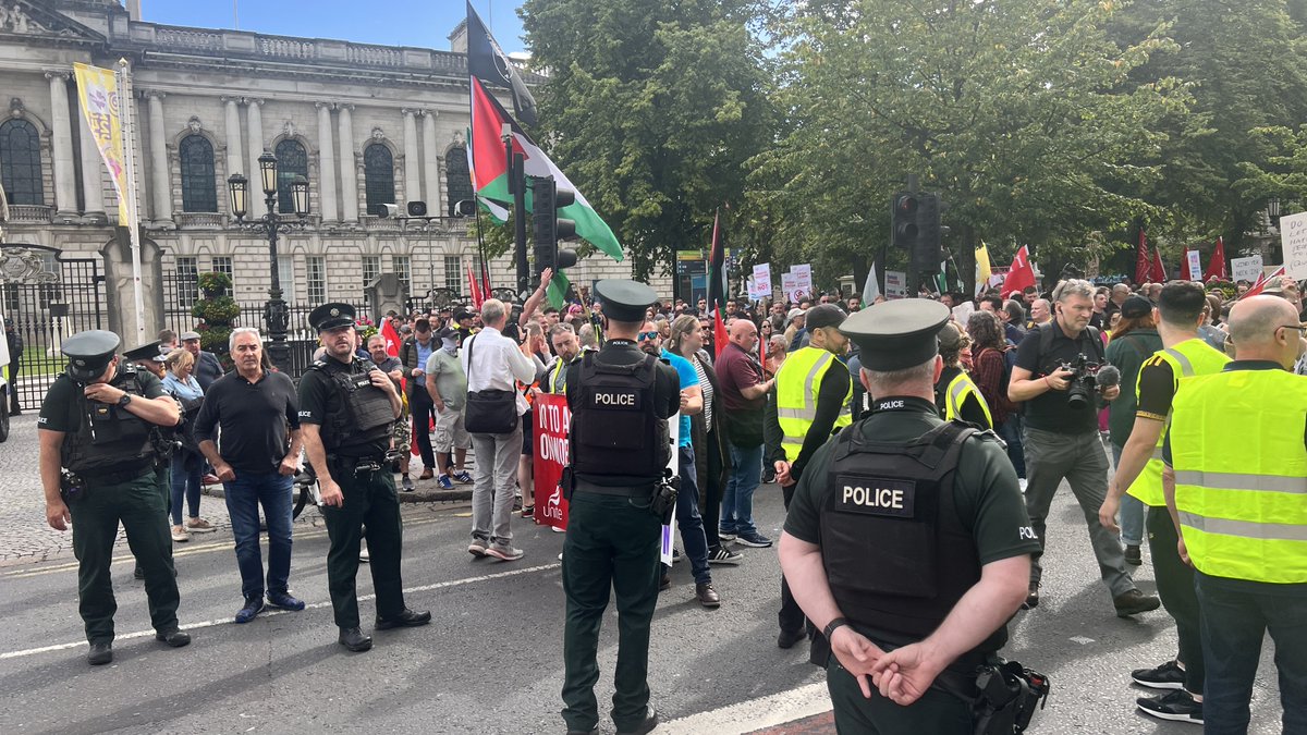 Straße hier im Stadtzentrum von Belfast jetzt gesperrt, da Gegendemonstranten den Bürgersteig verlassen @BelTel