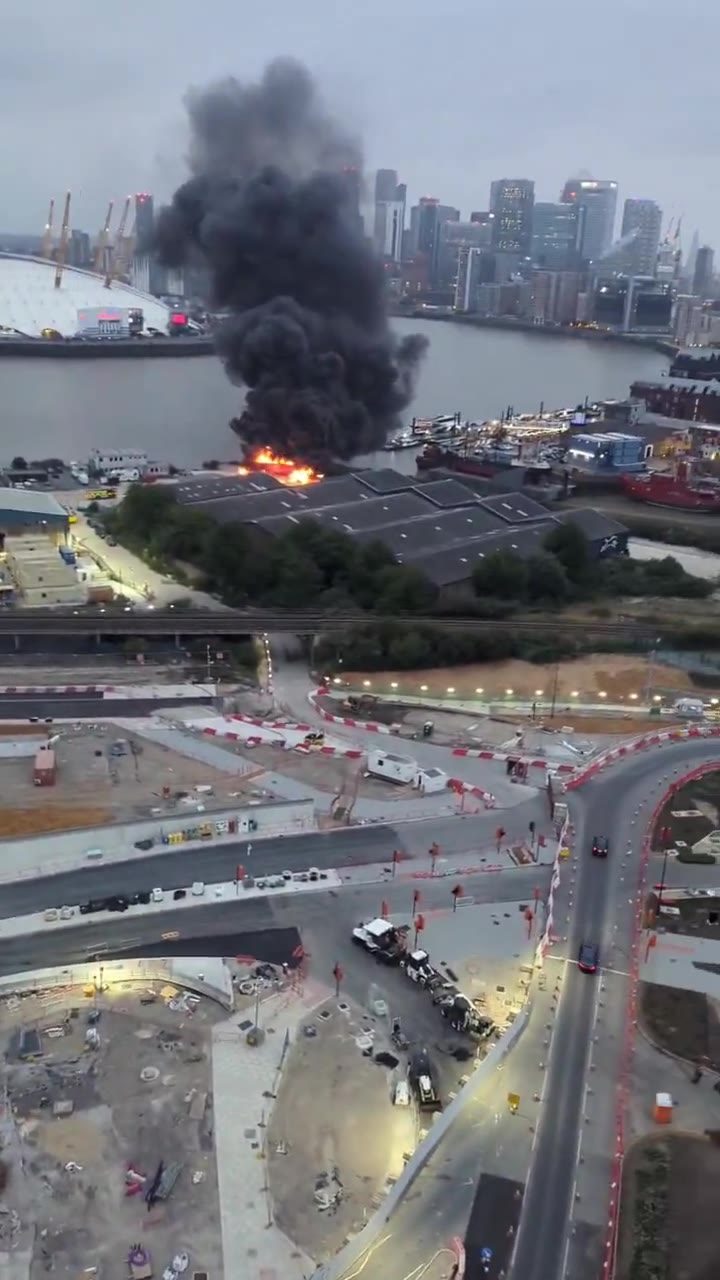 Doğu Londra'da (Royal Victoria / Silvertown tüneli yakınında) üçlü bir patlama oldu. Sanırım bir BBC World kamyonuydu. Öğle vakti civarında fark ettik çünkü bölgede alışılmadık bir durumdu. Sonra 20 dakika önce hissettik