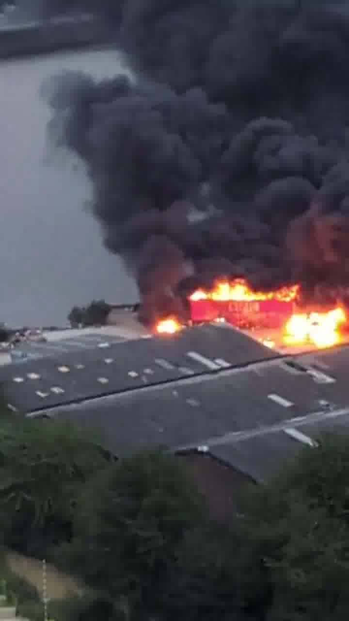 Doğu Londra'da (Royal Victoria / Silvertown tüneli yakınında) üçlü bir patlama oldu. Sanırım bir BBC World kamyonuydu. Öğle vakti civarında fark ettik çünkü bölgede alışılmadık bir durumdu. Sonra 20 dakika önce hissettik