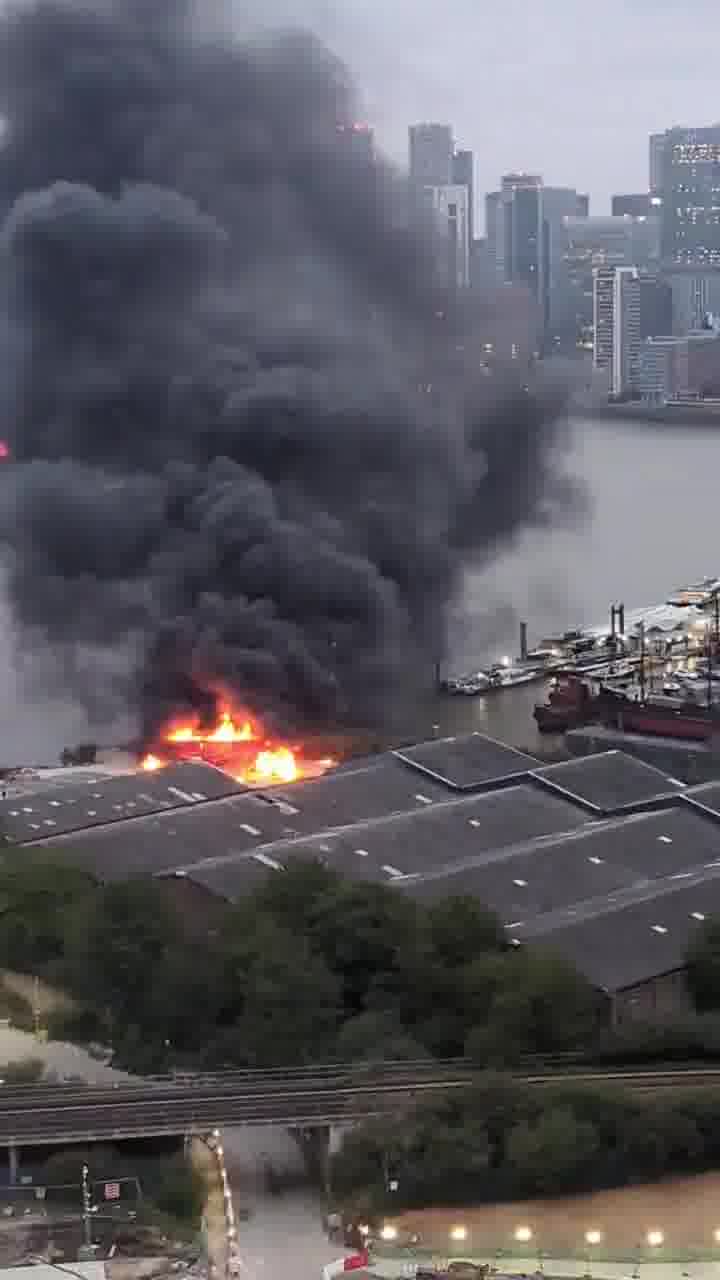 Doğu Londra'da (Royal Victoria / Silvertown tüneli yakınında) üçlü bir patlama oldu. Sanırım bir BBC World kamyonuydu. Öğle vakti civarında fark ettik çünkü bölgede alışılmadık bir durumdu. Sonra 20 dakika önce hissettik