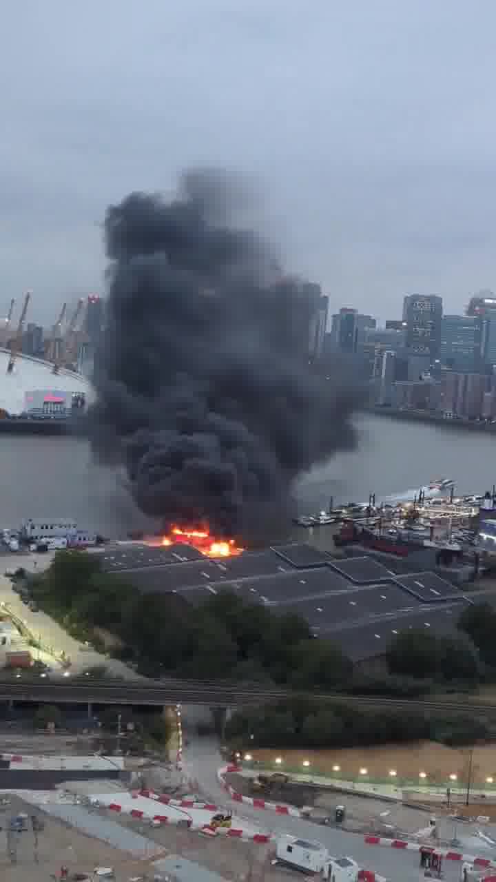 Doğu Londra'da (Royal Victoria / Silvertown tüneli yakınında) üçlü bir patlama oldu. Sanırım bir BBC World kamyonuydu. Öğle vakti civarında fark ettik çünkü bölgede alışılmadık bir durumdu. Sonra 20 dakika önce hissettik