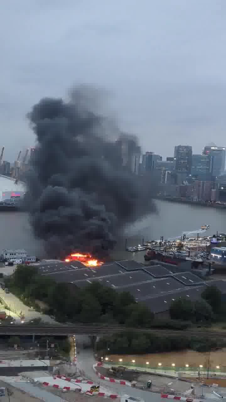 Doğu Londra'da (Royal Victoria / Silvertown tüneli yakınında) üçlü bir patlama oldu. Sanırım bir BBC World kamyonuydu. Öğle vakti civarında fark ettik çünkü bölgede alışılmadık bir durumdu. Sonra 20 dakika önce hissettik