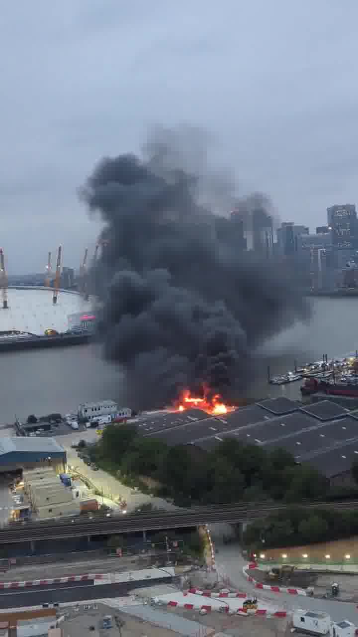 Doğu Londra'da (Royal Victoria / Silvertown tüneli yakınında) üçlü bir patlama oldu. Sanırım bir BBC World kamyonuydu. Öğle vakti civarında fark ettik çünkü bölgede alışılmadık bir durumdu. Sonra 20 dakika önce hissettik