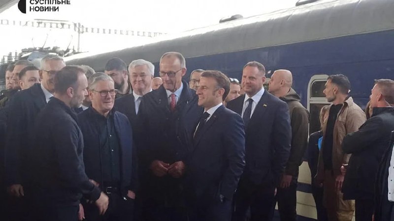 Prezidents Makrons, premjerministrs Stārmers, premjerministrs Tusks un kanclers Mercs ieradās Kijevā