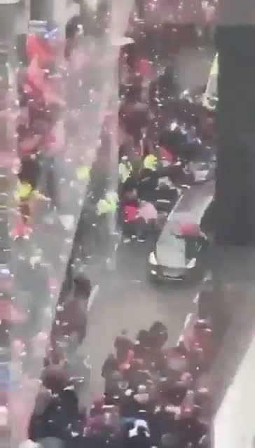 Un conducteur a intentionnellement percuté une foule à Liverpool, en Angleterre, heurtant plusieurs piétons.