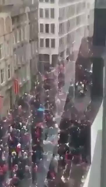 Un conducteur a intentionnellement percuté une foule à Liverpool, en Angleterre, heurtant plusieurs piétons.