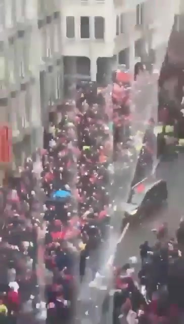 Un conducteur a intentionnellement percuté une foule à Liverpool, en Angleterre, heurtant plusieurs piétons.
